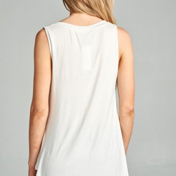 White V Neck Trio of Giraffes Tank Top | New With Tags - Picture 4 of 4